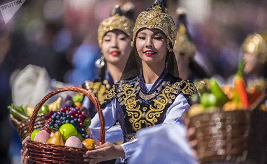 民族衣装の女性