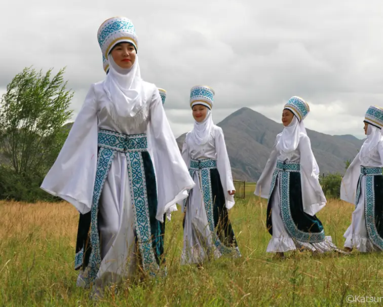 民族衣装で踊っている人々