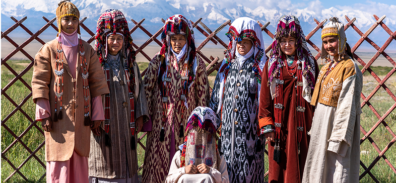 キルギスの民族楽器を鳴らしている人々