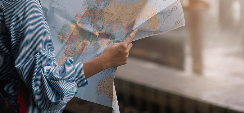 地図を広げている