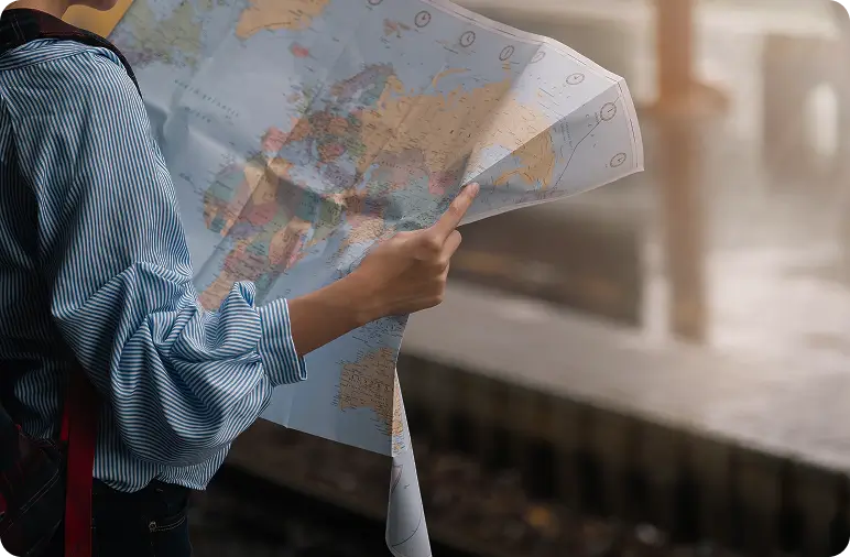 キルギスの地図をみている人