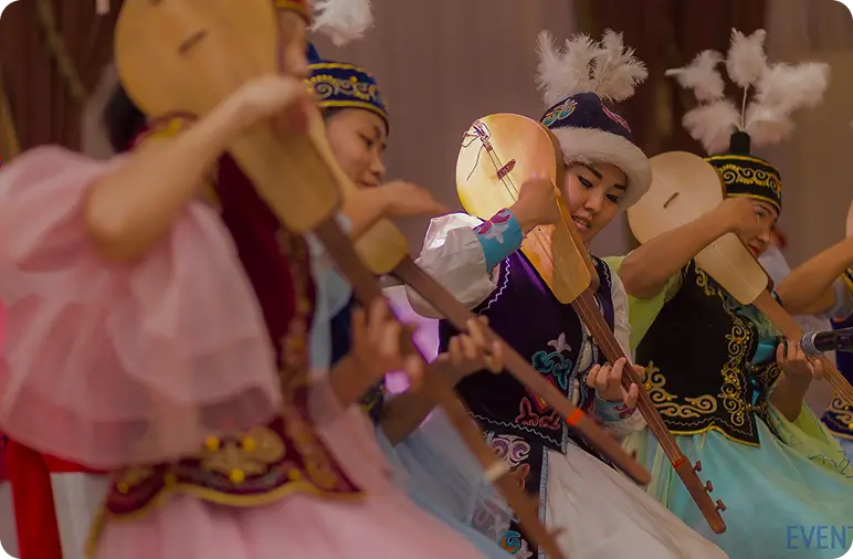 楽器を演奏している人々