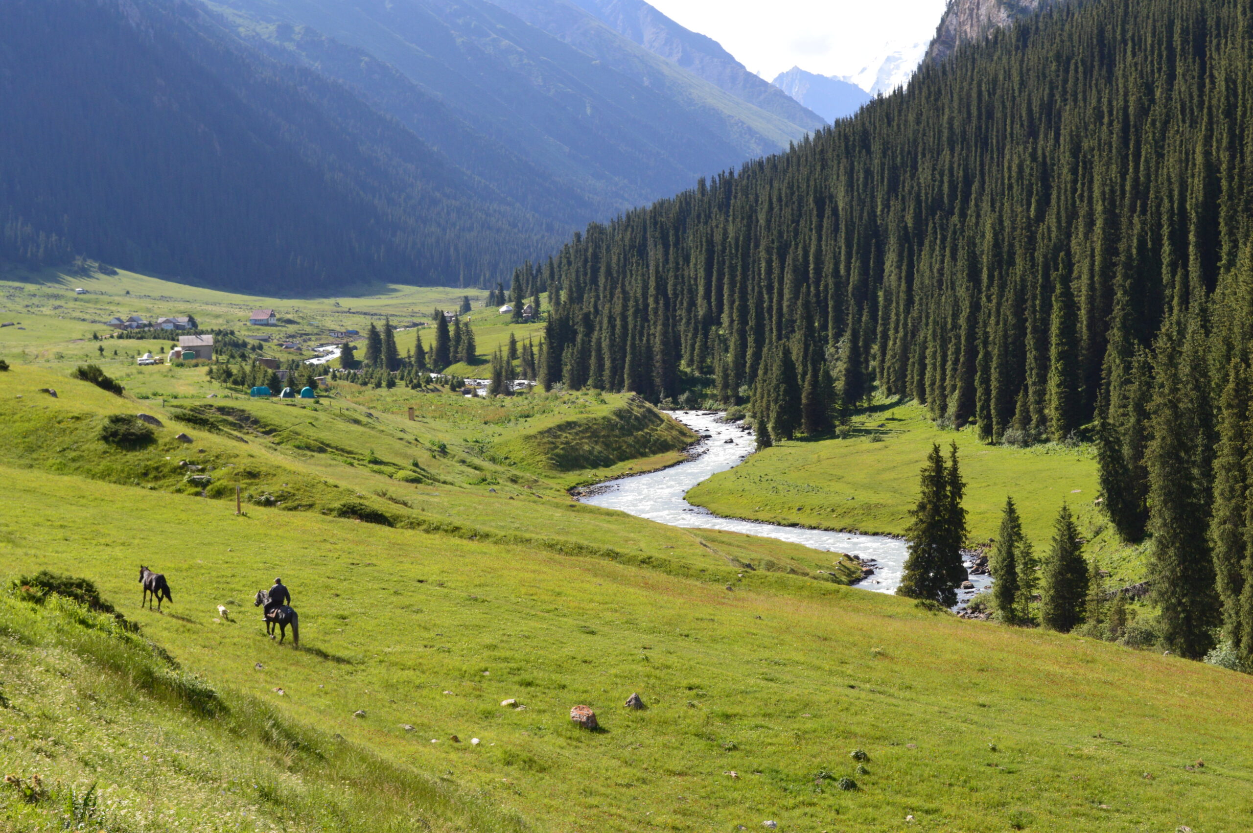 自然の息吹に触れる キルギス絶景の旅
