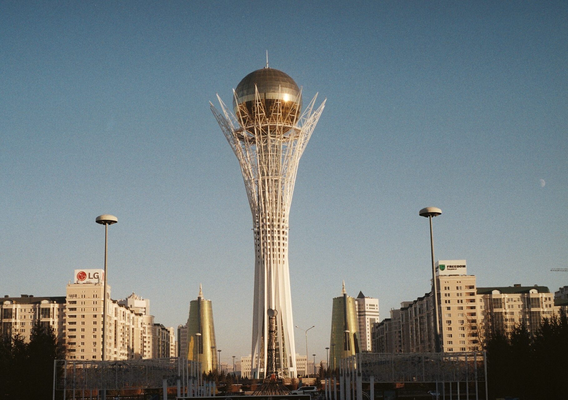 未来都市アスタナと自然豊かなブラバイ国立公園を行くツアー